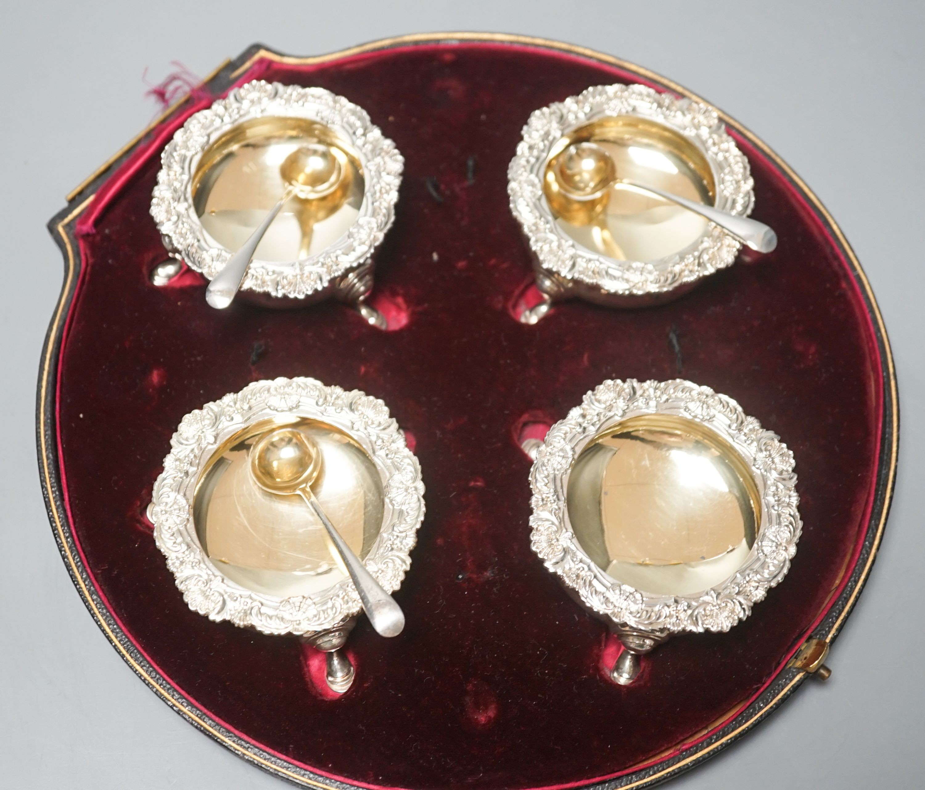 A cased set of four silver salts, Sheffield, 1903 and two salt spoons.
